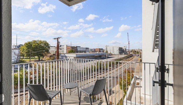 Luxury on the River 4 Beds 2.5 Bath, Walk to Downtown