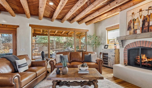 Luxury Tesuque Retreat, Hot Tub, Kiva Fireplaces