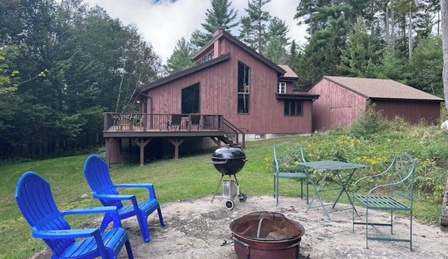 MCM hideaway with entertainer's deck, dog-friendly yard, Ping-Pong & WFH desks