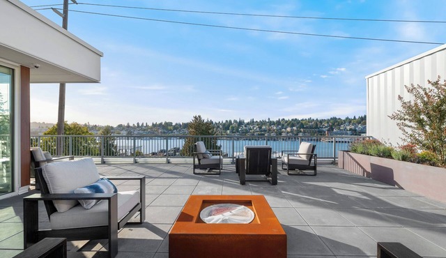 Modern 1BR Retreat w/Private Balcony & Stunning Lake Union Views
