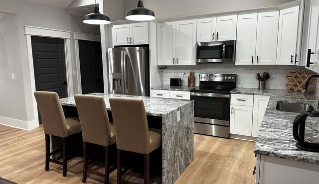 Modern 3 BR home, interior lot near Lake Keowee, Clemson, Walhalla, Seneca.