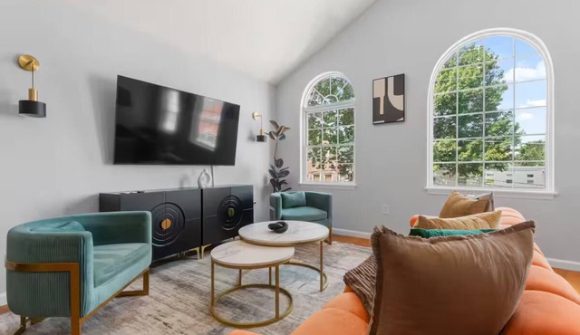 Modern 3BR Sleeps 11 Near NYC with Pool Table