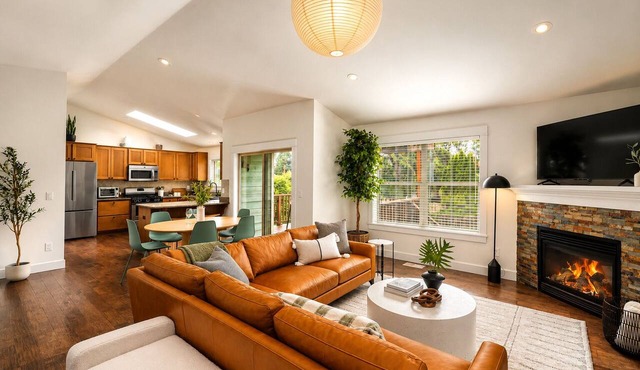 Modern & Cozy Home - EV Charger - Easy Access to PDX Metro