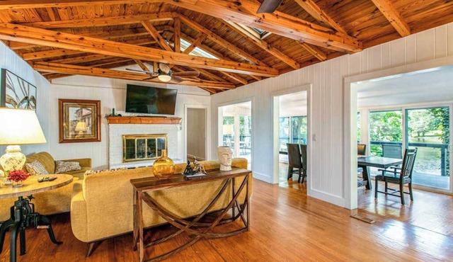 Modern lake-front home, dog-friendly, dock, hot tub, deck, pool, tennis, wifi