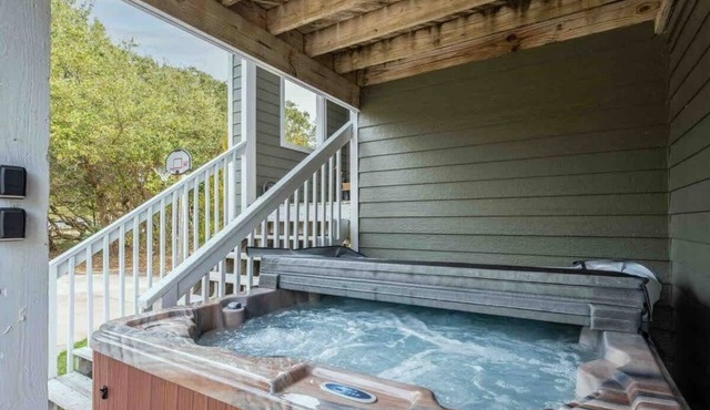 Modern Peaceful 4 Bedroom & Hot Tub!