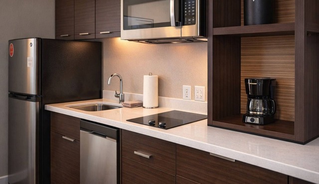 Modern Pet Friendly Studio w/Full Kitchen – Close to RDU Airport w/Breakfast!