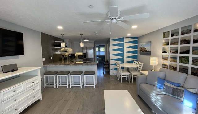 Modern, poolside Ogunquit 1br/1ba, just a 10 minute stroll into town. in Ogunquit