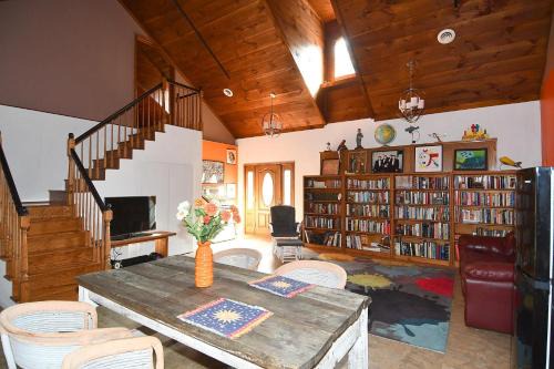Mountain Meltdown - Pet Friendly, Grill, Wifi, Fire Pit, EV Station -Shared Space - Grill, Fire Pit, Covered Porch, Fountain Pond in Berkeley Springs