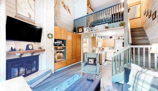 Mountain studio & loft with fireplace, near skiing & trails