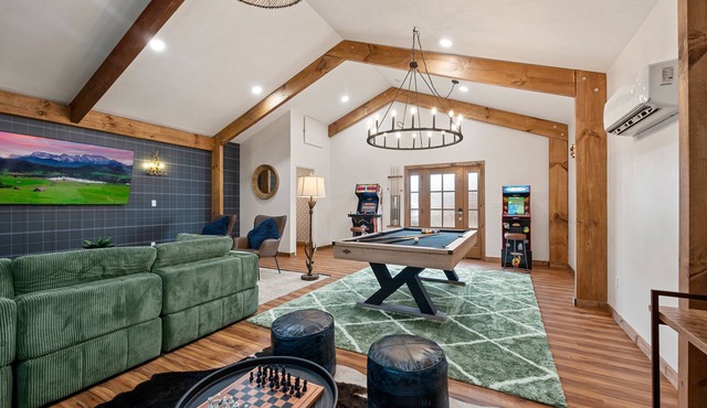 Mountain Views/Game Room/Theatre Room/Jacuzzi/Fire Pit/10mins to downtown Gburg