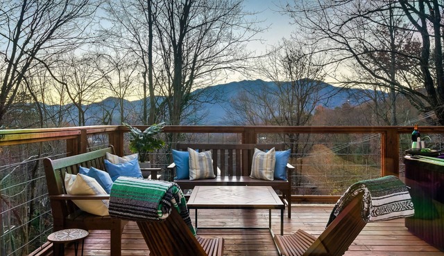 Mountain Views! King Beds! Hot Tub! 1 mi to GSMNP, Downtown Gatlinburg & Ober!