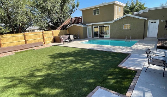 Near-North Valley Oasis! Sleeps 11! Easy Access to I-40, Pool, Hot tub, AC/Heat