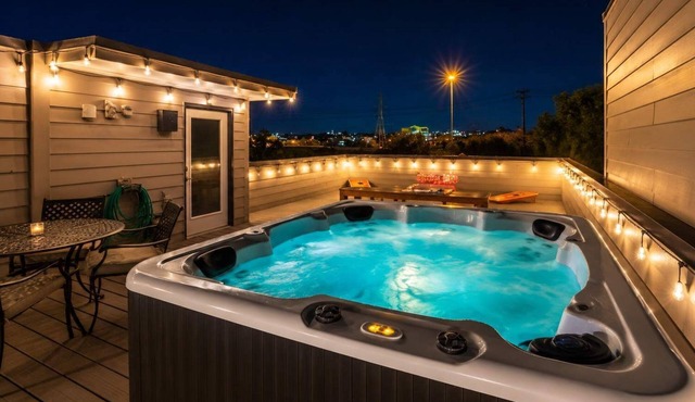 New Lux Home Skyline Views + Hot Tub, Pool, Sauna!