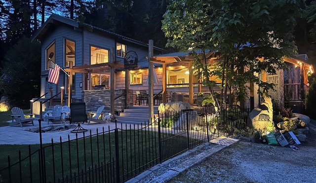 New Remodel! Waterfront, pets, Outdoor Ent, Hottub & Views 4min to Leavenworth.