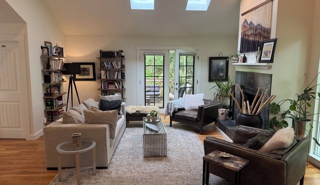 NEWLY RENOVATED Tranquil Forest Paradise. Bright & Open-Plan. Groups of 8.