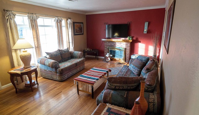 Northeast Heights Nest: Pet-Friendly, Cozy, and Convenient