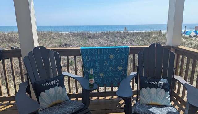OceanBeachfront 2 bedroom cottage with breathtaking view, steps to the beach