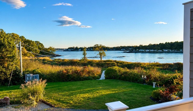 Oceanfront getaway, private boardwalk steps to Cape Neddick Beach