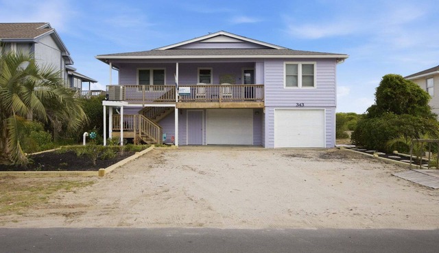Oceanfront screened porch & private walkway to beach, 3 outdoor showers & WiFi in Holden Beach