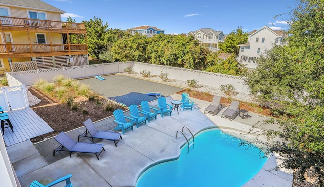Oceanside in the heart of Duck! Private Pool, Hot Tub! Pet friendly