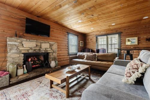 Peaceful Lake Lure Cabin- Cozy 2BR 3 miles to lake
