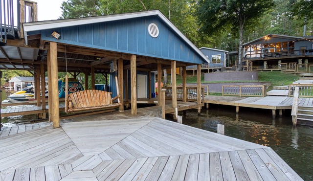 Peaceful lakehouse on deep water cove, firepit, tiki bar