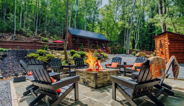 Peaceful Luxury in the Smokey Mountains Hot Tub Pet Friendly