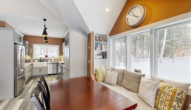 Peaceful riverfront house, dog-friendly, woodstove, decks, bbq, firepit, dock in Newfane