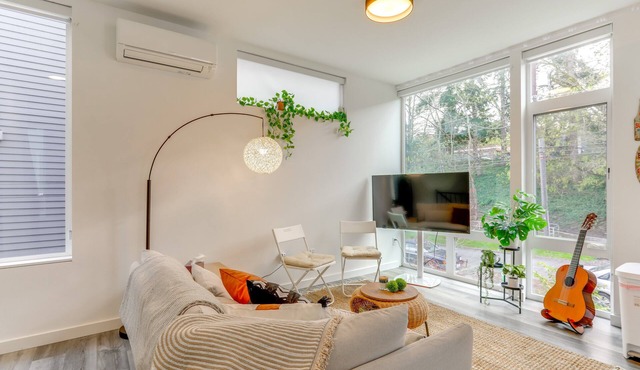Perch - Modern Queen Anne Retreat with Rooftop & Guitar