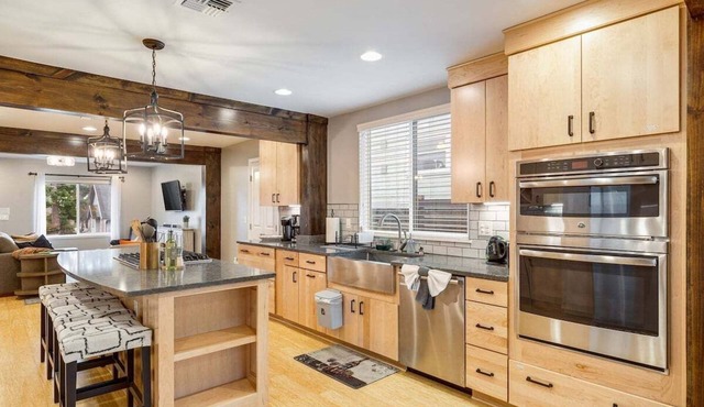 Perch - Stay in our chic house, stroll to Columbia City, or hop on the light rail to downtown!