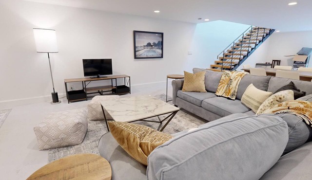 Pet-friendly 2 King Beds/2 Full Bath 2,600 sq. ft + Free Parking