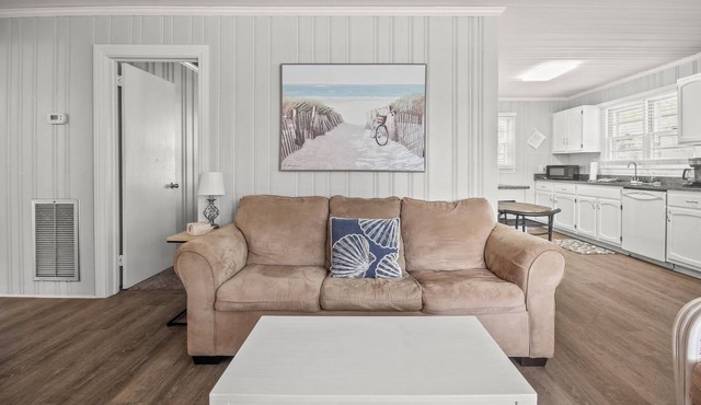 Pet friendly beach cottage short walk to beach