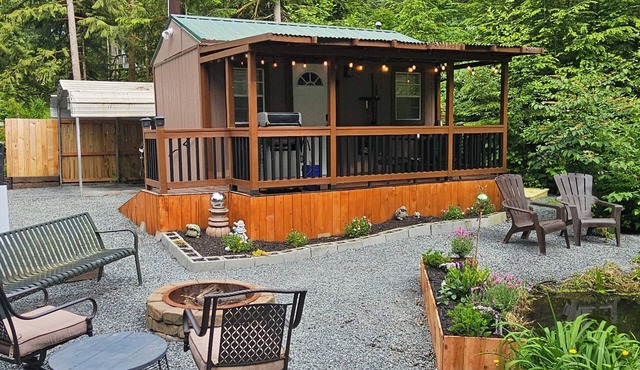 Pet-Friendly Tiny House on Mtn Loop Hwy w/Wi-Fi, Fire Pit , EV Charger & Pond. in Granite Falls