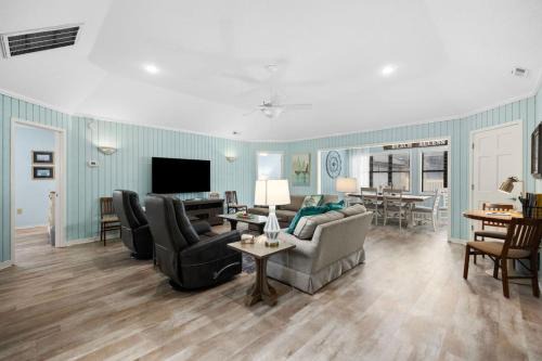 Pet friendly Tournament and Retreat Spot next to Beach Golf and Pools Room to gather in and out