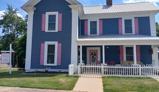 Pink Lady on Main, Downtown Pilot Mtn, business district. Pet Friendly.