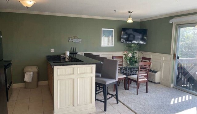 Pool, Restaurant, BBQ Grills, Close to Weirs!