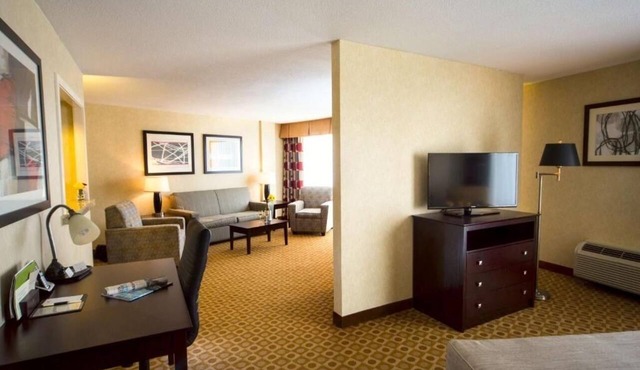 Premium King Retreat w/Indoor Pool l Near Maine Mall & Old Port