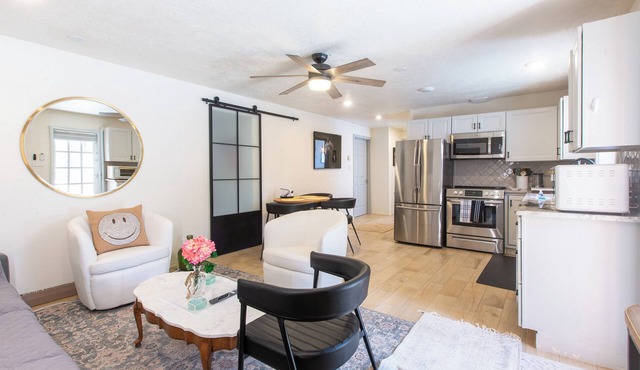 Prime Location Near Downtown 1.1 ml Cozy Easy Parking Pet Friendly