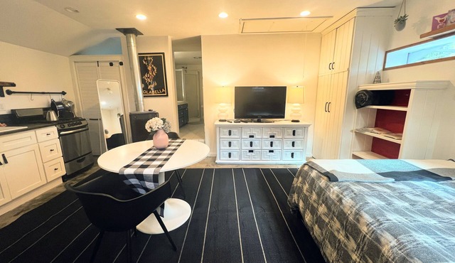 Private Cozy Garden Studio Retreat - Near Downtown, Gardens & Forest Park