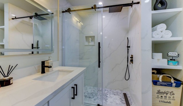 Private Deluxe Suite! Prime Location: MS, Redmond, Bellevue, lakes, shops,Costco
