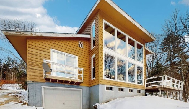Private dog-friendly house w/mountain views, fireplace, deck, firepit, w/d