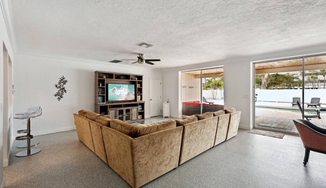 Private Heated Pool & Fenced Yard - Pets Welcome! Private Gate to St. Armands!