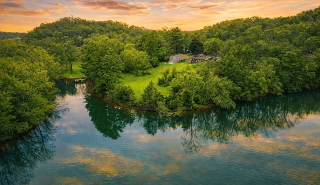 Private Lakefront Peninsula Retreat with Hot Tub