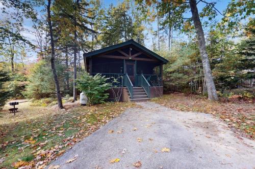 Quaint studio cabin near hiking trails with gym & pool table - dog-friendly