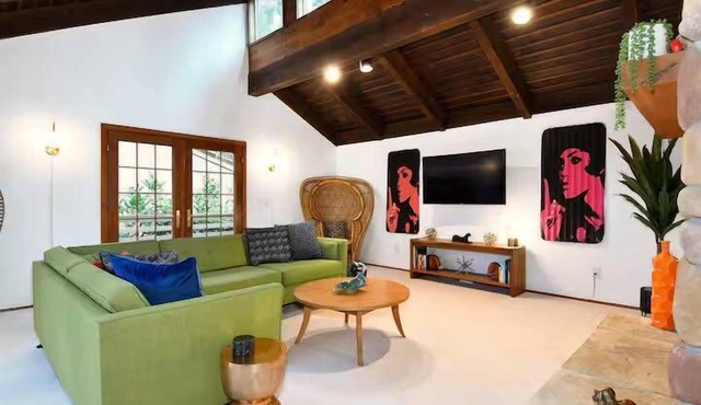 Quiet and Hip Hillside Retreat: All King Beds!