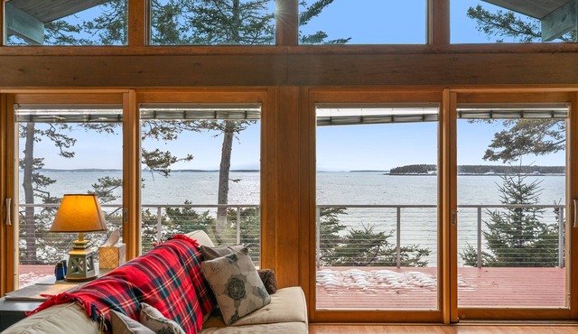 Reed Shore Cottage: Oceanfront, Sunset View, Private Shore Stairs, Harbor Watch