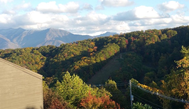 Relax on a cool mtn top! Amazing views, pool hot tubs suana king bed! Promos!