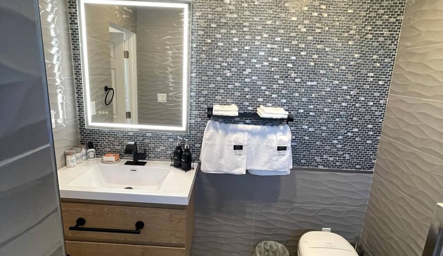 Remodeled private bedroom with private bathroom. 8 min drive to Disney