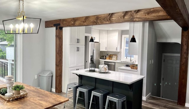 Renovated, Spacious 5 Bedroom. Walk to Notre Dame!
