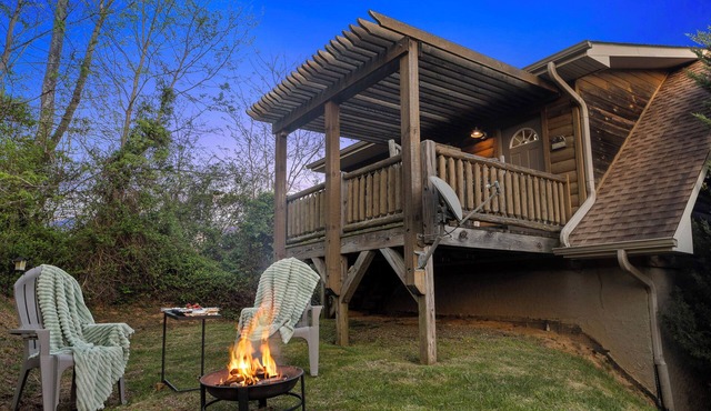 Romantic Mountaintop Cottage, Deck Views, Fire Pit